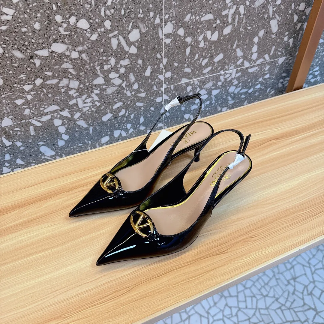 👟👟Ex-factory price 520👟👟 Valentino’s hottest new product in 2024, the new Mule shoes are also very easy to wear...😈😈😈 The latest logo buckle Perfectly combined with sexy pointed toe❤️‍🔥❤️‍🔥❤️‍🔥❤️‍🔥It is simply the pinnacle of summer fashion💖💖💖💖Original replica Outsole: Italian genuine leather outsole Heel height: 6.5cm Size: 35-39 (40 41 42 customization is non-returnable and non-exchangeable)